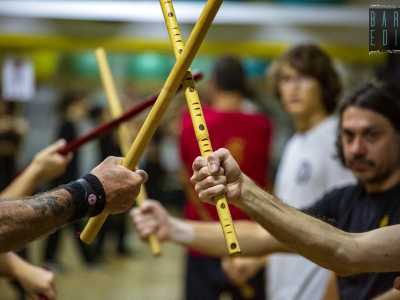 Tutti hanno in mano dei bastoni della lunghezza di circa 60 centimetri fatti di legno di rattan, una palma rampicante asiatica